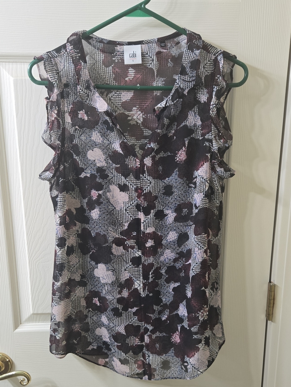 CAbi Floral Ruffle V-Neck Tank – Black & Mauve